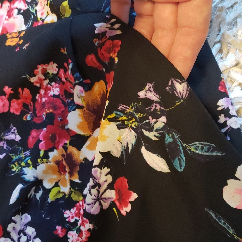 Beautiful flowy romper - Picture 3 of 4